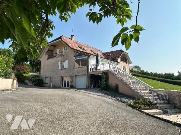 Propriété de construction traditionnelle, implantée sur un parc clos paysagé de plus de 5000 m2