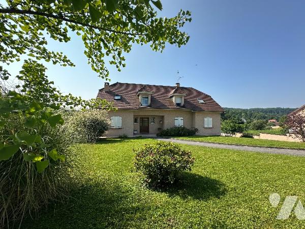 Propriété de construction traditionnelle, implantée sur un parc clos paysagé de plus de 5000 m2