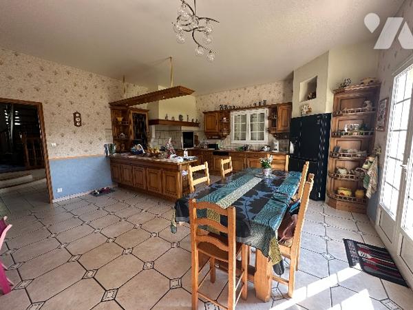 Propriété de construction traditionnelle, implantée sur un parc clos paysagé de plus de 5000 m2