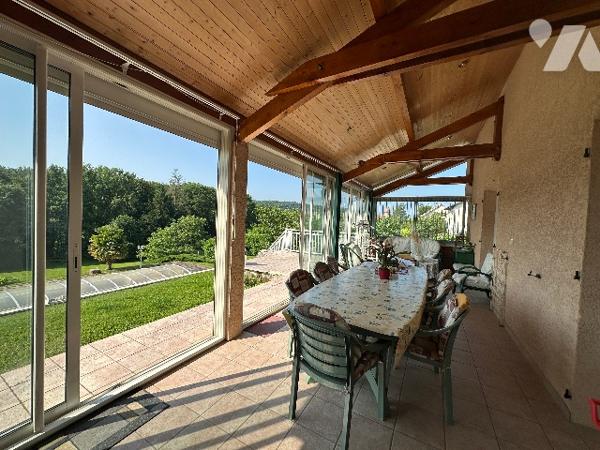 Propriété de construction traditionnelle, implantée sur un parc clos paysagé de plus de 5000 m2