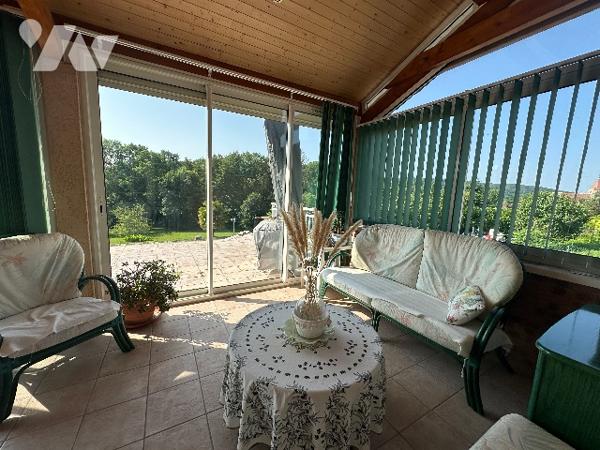 Propriété de construction traditionnelle, implantée sur un parc clos paysagé de plus de 5000 m2