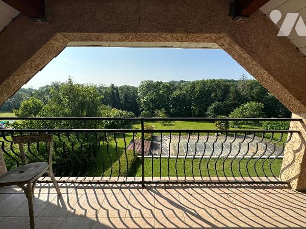 Propriété de construction traditionnelle, implantée sur un parc clos paysagé de plus de 5000 m2