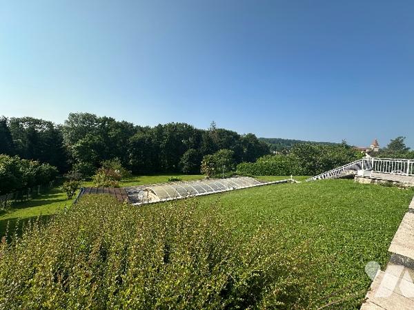 Propriété de construction traditionnelle, implantée sur un parc clos paysagé de plus de 5000 m2