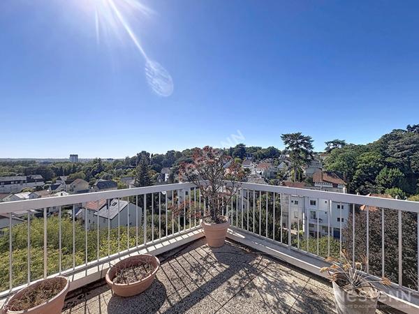 Appartement Saint Cyr Sur Loire 135.76 m2 avec terrasse et garage