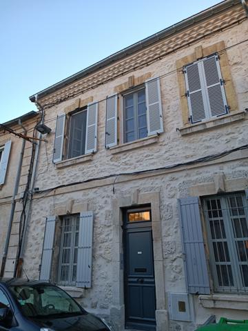 Avignon (84000) Avignon centre, maison / immeuble, 3 niveaux, entièrement rénové