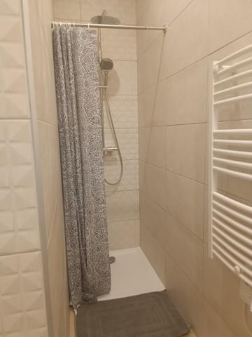 Avignon (84000) Avignon centre, maison / immeuble, 3 niveaux, entièrement rénové