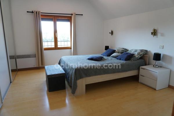 Maison à vendre avec 4 chambres, véranda et garage double à 8 km de Rioz