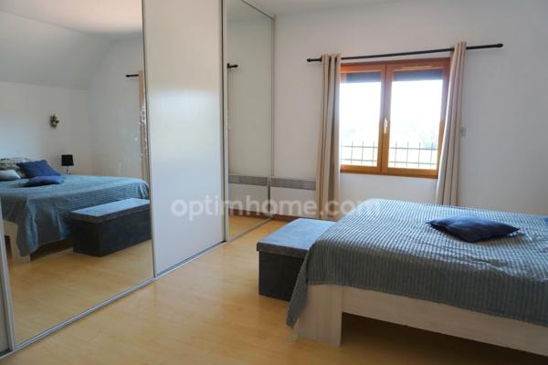 Maison à vendre avec 4 chambres, véranda et garage double à 8 km de Rioz