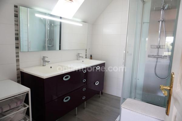 Maison à vendre avec 4 chambres, véranda et garage double à 8 km de Rioz