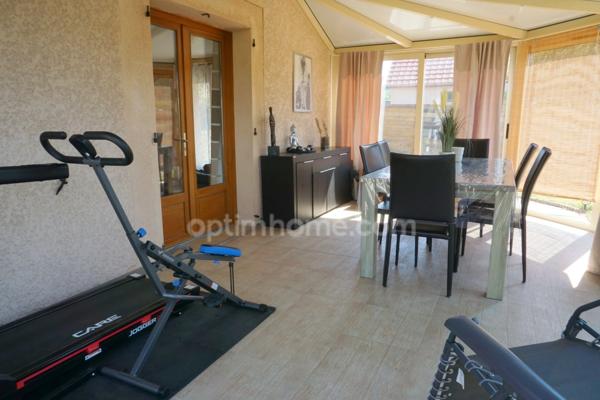 Maison à vendre avec 4 chambres, véranda et garage double à 8 km de Rioz