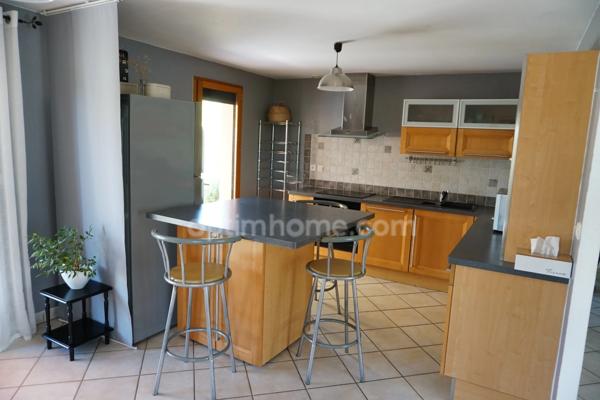 Maison à vendre avec 4 chambres, véranda et garage double à 8 km de Rioz