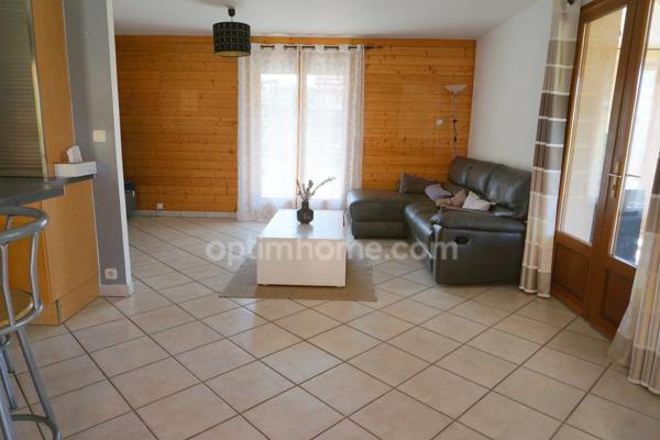 Maison à vendre avec 4 chambres, véranda et garage double à 8 km de Rioz