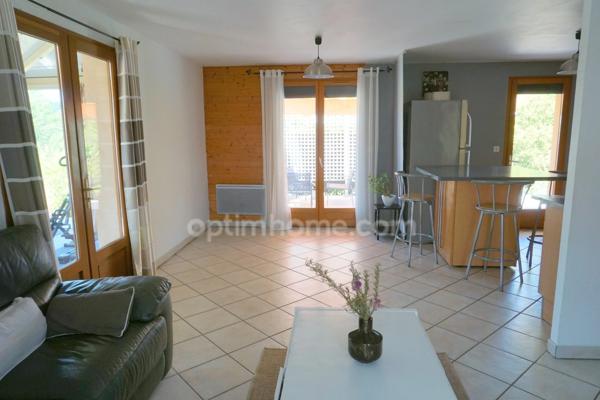 Maison à vendre avec 4 chambres, véranda et garage double à 8 km de Rioz