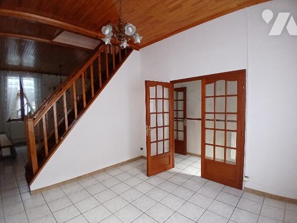 Maison de ville 2ch jardin combles aménageables.