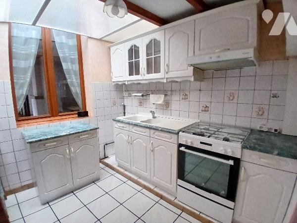 Maison de ville 2ch jardin combles aménageables.