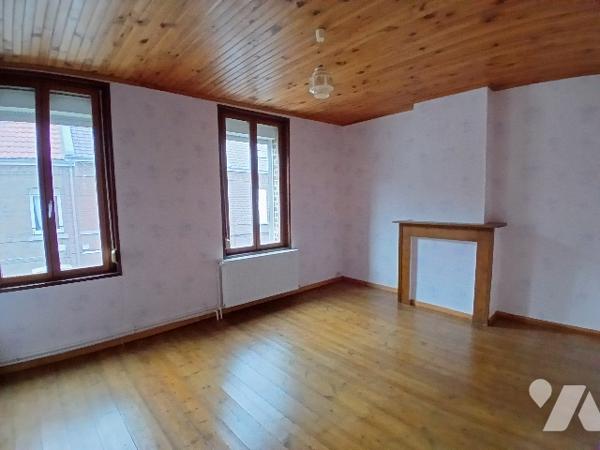 Maison de ville 2ch jardin combles aménageables.