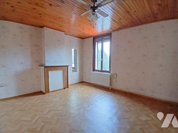 Maison de ville 2ch jardin combles aménageables.