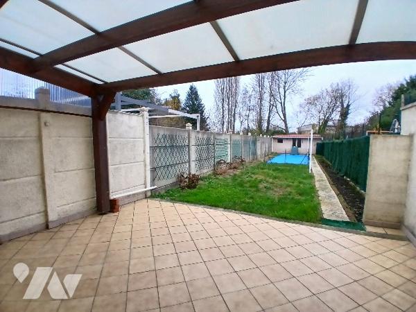 Maison de ville 2ch jardin combles aménageables.