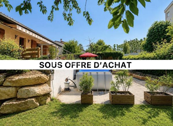 Et si vous pouviez profiter du calme absolu tout en ayant toutes les commodités accessibles à pied ?
Située au fond d’une impasse, au sein d’un petit lotissement intimiste de seulement 9 maisons, cette charmante maison individuelle de plain-pied d’environ 80m² sur sous-sol complet saura vous séduire par son environnement privilégié, sa rénovation récente et sa qualité de vie exceptionnelle.
Édifiée en 1986 sur une magnifique parcelle de 600m² piscinable, entièrement clôturée et joliment arborée, elle offre un véritable havre de paix en plein cœur de ville.

Une maison lumineuse et parfaitement rénovée : entièrement rénovée entre 2020 et 2021, cette maison traversante Est/Ouest bénéficie d’une belle luminosité tout au long de la journée. Vous découvrirez une superbe pièce de vie d’environ 40m² avec cuisine ouverte contemporaine, conviviale et équipée, s’ouvrant généreusement sur une grande terrasse de 30m² idéale pour vos repas d’été et moments de détente.
L’espace nuit se compose de 3 chambres, une salle de bain et un WC indépendant.

Un sous-sol complet aux multiples possibilités :  le sous-sol semi-enterré d’environ 85m² représente un véritable atout :
- garage pour stationner votre véhicule à l’abri
- espace atelier
- buanderie
- vaste espace de stockage

Un extérieur soigné et agréable à vivre : le jardin, parfaitement entretenu et aménagé avec goût, vous permettra de profiter pleinement des beaux jours dans un environnement calme et verdoyant.

Les + qui font la différence :
- rénovation intérieure complète en 2020-2021
- cuisine neuve
- fenêtres PVC double vitrage
- portail électrique
- porte de garage motorisée
- fibre optique
- piscine hors-sol
- faibles charges de lotissement : seulement 100 € / an

Une maison clé en main, idéale pour une vie de famille, où il fait bon vivre au quotidien.
Je pourrais vous en dire encore beaucoup… mais le mieux reste de venir la découvrir par vous-même.

Visites sur rendez-vous – Contactez-moi dès maintenant.