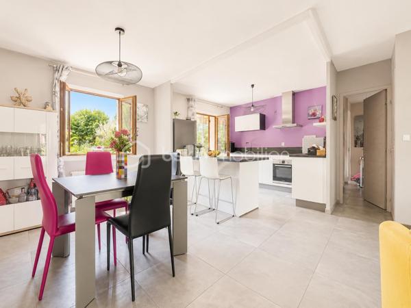 Et si vous pouviez profiter du calme absolu tout en ayant toutes les commodités accessibles à pied ?
Située au fond d’une impasse, au sein d’un petit lotissement intimiste de seulement 9 maisons, cette charmante maison individuelle de plain-pied d’environ 80m² sur sous-sol complet saura vous séduire par son environnement privilégié, sa rénovation récente et sa qualité de vie exceptionnelle.
Édifiée en 1986 sur une magnifique parcelle de 600m² piscinable, entièrement clôturée et joliment arborée, elle offre un véritable havre de paix en plein cœur de ville.

Une maison lumineuse et parfaitement rénovée : entièrement rénovée entre 2020 et 2021, cette maison traversante Est/Ouest bénéficie d’une belle luminosité tout au long de la journée. Vous découvrirez une superbe pièce de vie d’environ 40m² avec cuisine ouverte contemporaine, conviviale et équipée, s’ouvrant généreusement sur une grande terrasse de 30m² idéale pour vos repas d’été et moments de détente.
L’espace nuit se compose de 3 chambres, une salle de bain et un WC indépendant.

Un sous-sol complet aux multiples possibilités :  le sous-sol semi-enterré d’environ 85m² représente un véritable atout :
- garage pour stationner votre véhicule à l’abri
- espace atelier
- buanderie
- vaste espace de stockage

Un extérieur soigné et agréable à vivre : le jardin, parfaitement entretenu et aménagé avec goût, vous permettra de profiter pleinement des beaux jours dans un environnement calme et verdoyant.

Les + qui font la différence :
- rénovation intérieure complète en 2020-2021
- cuisine neuve
- fenêtres PVC double vitrage
- portail électrique
- porte de garage motorisée
- fibre optique
- piscine hors-sol
- faibles charges de lotissement : seulement 100 € / an

Une maison clé en main, idéale pour une vie de famille, où il fait bon vivre au quotidien.
Je pourrais vous en dire encore beaucoup… mais le mieux reste de venir la découvrir par vous-même.

Visites sur rendez-vous – Contactez-moi dès maintenant.