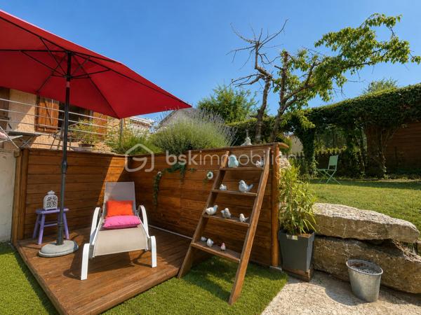 Et si vous pouviez profiter du calme absolu tout en ayant toutes les commodités accessibles à pied ?
Située au fond d’une impasse, au sein d’un petit lotissement intimiste de seulement 9 maisons, cette charmante maison individuelle de plain-pied d’environ 80m² sur sous-sol complet saura vous séduire par son environnement privilégié, sa rénovation récente et sa qualité de vie exceptionnelle.
Édifiée en 1986 sur une magnifique parcelle de 600m² piscinable, entièrement clôturée et joliment arborée, elle offre un véritable havre de paix en plein cœur de ville.

Une maison lumineuse et parfaitement rénovée : entièrement rénovée entre 2020 et 2021, cette maison traversante Est/Ouest bénéficie d’une belle luminosité tout au long de la journée. Vous découvrirez une superbe pièce de vie d’environ 40m² avec cuisine ouverte contemporaine, conviviale et équipée, s’ouvrant généreusement sur une grande terrasse de 30m² idéale pour vos repas d’été et moments de détente.
L’espace nuit se compose de 3 chambres, une salle de bain et un WC indépendant.

Un sous-sol complet aux multiples possibilités :  le sous-sol semi-enterré d’environ 85m² représente un véritable atout :
- garage pour stationner votre véhicule à l’abri
- espace atelier
- buanderie
- vaste espace de stockage

Un extérieur soigné et agréable à vivre : le jardin, parfaitement entretenu et aménagé avec goût, vous permettra de profiter pleinement des beaux jours dans un environnement calme et verdoyant.

Les + qui font la différence :
- rénovation intérieure complète en 2020-2021
- cuisine neuve
- fenêtres PVC double vitrage
- portail électrique
- porte de garage motorisée
- fibre optique
- piscine hors-sol
- faibles charges de lotissement : seulement 100 € / an

Une maison clé en main, idéale pour une vie de famille, où il fait bon vivre au quotidien.
Je pourrais vous en dire encore beaucoup… mais le mieux reste de venir la découvrir par vous-même.

Visites sur rendez-vous – Contactez-moi dès maintenant.