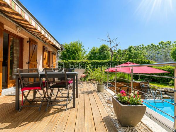 Et si vous pouviez profiter du calme absolu tout en ayant toutes les commodités accessibles à pied ?
Située au fond d’une impasse, au sein d’un petit lotissement intimiste de seulement 9 maisons, cette charmante maison individuelle de plain-pied d’environ 80m² sur sous-sol complet saura vous séduire par son environnement privilégié, sa rénovation récente et sa qualité de vie exceptionnelle.
Édifiée en 1986 sur une magnifique parcelle de 600m² piscinable, entièrement clôturée et joliment arborée, elle offre un véritable havre de paix en plein cœur de ville.

Une maison lumineuse et parfaitement rénovée : entièrement rénovée entre 2020 et 2021, cette maison traversante Est/Ouest bénéficie d’une belle luminosité tout au long de la journée. Vous découvrirez une superbe pièce de vie d’environ 40m² avec cuisine ouverte contemporaine, conviviale et équipée, s’ouvrant généreusement sur une grande terrasse de 30m² idéale pour vos repas d’été et moments de détente.
L’espace nuit se compose de 3 chambres, une salle de bain et un WC indépendant.

Un sous-sol complet aux multiples possibilités :  le sous-sol semi-enterré d’environ 85m² représente un véritable atout :
- garage pour stationner votre véhicule à l’abri
- espace atelier
- buanderie
- vaste espace de stockage

Un extérieur soigné et agréable à vivre : le jardin, parfaitement entretenu et aménagé avec goût, vous permettra de profiter pleinement des beaux jours dans un environnement calme et verdoyant.

Les + qui font la différence :
- rénovation intérieure complète en 2020-2021
- cuisine neuve
- fenêtres PVC double vitrage
- portail électrique
- porte de garage motorisée
- fibre optique
- piscine hors-sol
- faibles charges de lotissement : seulement 100 € / an

Une maison clé en main, idéale pour une vie de famille, où il fait bon vivre au quotidien.
Je pourrais vous en dire encore beaucoup… mais le mieux reste de venir la découvrir par vous-même.

Visites sur rendez-vous – Contactez-moi dès maintenant.