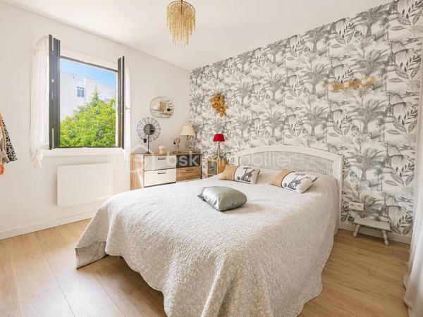 Et si vous pouviez profiter du calme absolu tout en ayant toutes les commodités accessibles à pied ?
Située au fond d’une impasse, au sein d’un petit lotissement intimiste de seulement 9 maisons, cette charmante maison individuelle de plain-pied d’environ 80m² sur sous-sol complet saura vous séduire par son environnement privilégié, sa rénovation récente et sa qualité de vie exceptionnelle.
Édifiée en 1986 sur une magnifique parcelle de 600m² piscinable, entièrement clôturée et joliment arborée, elle offre un véritable havre de paix en plein cœur de ville.

Une maison lumineuse et parfaitement rénovée : entièrement rénovée entre 2020 et 2021, cette maison traversante Est/Ouest bénéficie d’une belle luminosité tout au long de la journée. Vous découvrirez une superbe pièce de vie d’environ 40m² avec cuisine ouverte contemporaine, conviviale et équipée, s’ouvrant généreusement sur une grande terrasse de 30m² idéale pour vos repas d’été et moments de détente.
L’espace nuit se compose de 3 chambres, une salle de bain et un WC indépendant.

Un sous-sol complet aux multiples possibilités :  le sous-sol semi-enterré d’environ 85m² représente un véritable atout :
- garage pour stationner votre véhicule à l’abri
- espace atelier
- buanderie
- vaste espace de stockage

Un extérieur soigné et agréable à vivre : le jardin, parfaitement entretenu et aménagé avec goût, vous permettra de profiter pleinement des beaux jours dans un environnement calme et verdoyant.

Les + qui font la différence :
- rénovation intérieure complète en 2020-2021
- cuisine neuve
- fenêtres PVC double vitrage
- portail électrique
- porte de garage motorisée
- fibre optique
- piscine hors-sol
- faibles charges de lotissement : seulement 100 € / an

Une maison clé en main, idéale pour une vie de famille, où il fait bon vivre au quotidien.
Je pourrais vous en dire encore beaucoup… mais le mieux reste de venir la découvrir par vous-même.

Visites sur rendez-vous – Contactez-moi dès maintenant.