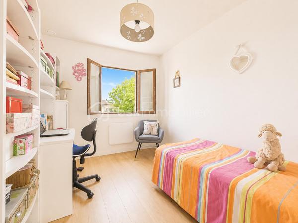 Et si vous pouviez profiter du calme absolu tout en ayant toutes les commodités accessibles à pied ?
Située au fond d’une impasse, au sein d’un petit lotissement intimiste de seulement 9 maisons, cette charmante maison individuelle de plain-pied d’environ 80m² sur sous-sol complet saura vous séduire par son environnement privilégié, sa rénovation récente et sa qualité de vie exceptionnelle.
Édifiée en 1986 sur une magnifique parcelle de 600m² piscinable, entièrement clôturée et joliment arborée, elle offre un véritable havre de paix en plein cœur de ville.

Une maison lumineuse et parfaitement rénovée : entièrement rénovée entre 2020 et 2021, cette maison traversante Est/Ouest bénéficie d’une belle luminosité tout au long de la journée. Vous découvrirez une superbe pièce de vie d’environ 40m² avec cuisine ouverte contemporaine, conviviale et équipée, s’ouvrant généreusement sur une grande terrasse de 30m² idéale pour vos repas d’été et moments de détente.
L’espace nuit se compose de 3 chambres, une salle de bain et un WC indépendant.

Un sous-sol complet aux multiples possibilités :  le sous-sol semi-enterré d’environ 85m² représente un véritable atout :
- garage pour stationner votre véhicule à l’abri
- espace atelier
- buanderie
- vaste espace de stockage

Un extérieur soigné et agréable à vivre : le jardin, parfaitement entretenu et aménagé avec goût, vous permettra de profiter pleinement des beaux jours dans un environnement calme et verdoyant.

Les + qui font la différence :
- rénovation intérieure complète en 2020-2021
- cuisine neuve
- fenêtres PVC double vitrage
- portail électrique
- porte de garage motorisée
- fibre optique
- piscine hors-sol
- faibles charges de lotissement : seulement 100 € / an

Une maison clé en main, idéale pour une vie de famille, où il fait bon vivre au quotidien.
Je pourrais vous en dire encore beaucoup… mais le mieux reste de venir la découvrir par vous-même.

Visites sur rendez-vous – Contactez-moi dès maintenant.