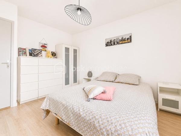 Et si vous pouviez profiter du calme absolu tout en ayant toutes les commodités accessibles à pied ?
Située au fond d’une impasse, au sein d’un petit lotissement intimiste de seulement 9 maisons, cette charmante maison individuelle de plain-pied d’environ 80m² sur sous-sol complet saura vous séduire par son environnement privilégié, sa rénovation récente et sa qualité de vie exceptionnelle.
Édifiée en 1986 sur une magnifique parcelle de 600m² piscinable, entièrement clôturée et joliment arborée, elle offre un véritable havre de paix en plein cœur de ville.

Une maison lumineuse et parfaitement rénovée : entièrement rénovée entre 2020 et 2021, cette maison traversante Est/Ouest bénéficie d’une belle luminosité tout au long de la journée. Vous découvrirez une superbe pièce de vie d’environ 40m² avec cuisine ouverte contemporaine, conviviale et équipée, s’ouvrant généreusement sur une grande terrasse de 30m² idéale pour vos repas d’été et moments de détente.
L’espace nuit se compose de 3 chambres, une salle de bain et un WC indépendant.

Un sous-sol complet aux multiples possibilités :  le sous-sol semi-enterré d’environ 85m² représente un véritable atout :
- garage pour stationner votre véhicule à l’abri
- espace atelier
- buanderie
- vaste espace de stockage

Un extérieur soigné et agréable à vivre : le jardin, parfaitement entretenu et aménagé avec goût, vous permettra de profiter pleinement des beaux jours dans un environnement calme et verdoyant.

Les + qui font la différence :
- rénovation intérieure complète en 2020-2021
- cuisine neuve
- fenêtres PVC double vitrage
- portail électrique
- porte de garage motorisée
- fibre optique
- piscine hors-sol
- faibles charges de lotissement : seulement 100 € / an

Une maison clé en main, idéale pour une vie de famille, où il fait bon vivre au quotidien.
Je pourrais vous en dire encore beaucoup… mais le mieux reste de venir la découvrir par vous-même.

Visites sur rendez-vous – Contactez-moi dès maintenant.