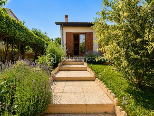 Et si vous pouviez profiter du calme absolu tout en ayant toutes les commodités accessibles à pied ?
Située au fond d’une impasse, au sein d’un petit lotissement intimiste de seulement 9 maisons, cette charmante maison individuelle de plain-pied d’environ 80m² sur sous-sol complet saura vous séduire par son environnement privilégié, sa rénovation récente et sa qualité de vie exceptionnelle.
Édifiée en 1986 sur une magnifique parcelle de 600m² piscinable, entièrement clôturée et joliment arborée, elle offre un véritable havre de paix en plein cœur de ville.

Une maison lumineuse et parfaitement rénovée : entièrement rénovée entre 2020 et 2021, cette maison traversante Est/Ouest bénéficie d’une belle luminosité tout au long de la journée. Vous découvrirez une superbe pièce de vie d’environ 40m² avec cuisine ouverte contemporaine, conviviale et équipée, s’ouvrant généreusement sur une grande terrasse de 30m² idéale pour vos repas d’été et moments de détente.
L’espace nuit se compose de 3 chambres, une salle de bain et un WC indépendant.

Un sous-sol complet aux multiples possibilités :  le sous-sol semi-enterré d’environ 85m² représente un véritable atout :
- garage pour stationner votre véhicule à l’abri
- espace atelier
- buanderie
- vaste espace de stockage

Un extérieur soigné et agréable à vivre : le jardin, parfaitement entretenu et aménagé avec goût, vous permettra de profiter pleinement des beaux jours dans un environnement calme et verdoyant.

Les + qui font la différence :
- rénovation intérieure complète en 2020-2021
- cuisine neuve
- fenêtres PVC double vitrage
- portail électrique
- porte de garage motorisée
- fibre optique
- piscine hors-sol
- faibles charges de lotissement : seulement 100 € / an

Une maison clé en main, idéale pour une vie de famille, où il fait bon vivre au quotidien.
Je pourrais vous en dire encore beaucoup… mais le mieux reste de venir la découvrir par vous-même.

Visites sur rendez-vous – Contactez-moi dès maintenant.