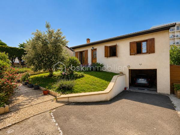 Et si vous pouviez profiter du calme absolu tout en ayant toutes les commodités accessibles à pied ?
Située au fond d’une impasse, au sein d’un petit lotissement intimiste de seulement 9 maisons, cette charmante maison individuelle de plain-pied d’environ 80m² sur sous-sol complet saura vous séduire par son environnement privilégié, sa rénovation récente et sa qualité de vie exceptionnelle.
Édifiée en 1986 sur une magnifique parcelle de 600m² piscinable, entièrement clôturée et joliment arborée, elle offre un véritable havre de paix en plein cœur de ville.

Une maison lumineuse et parfaitement rénovée : entièrement rénovée entre 2020 et 2021, cette maison traversante Est/Ouest bénéficie d’une belle luminosité tout au long de la journée. Vous découvrirez une superbe pièce de vie d’environ 40m² avec cuisine ouverte contemporaine, conviviale et équipée, s’ouvrant généreusement sur une grande terrasse de 30m² idéale pour vos repas d’été et moments de détente.
L’espace nuit se compose de 3 chambres, une salle de bain et un WC indépendant.

Un sous-sol complet aux multiples possibilités :  le sous-sol semi-enterré d’environ 85m² représente un véritable atout :
- garage pour stationner votre véhicule à l’abri
- espace atelier
- buanderie
- vaste espace de stockage

Un extérieur soigné et agréable à vivre : le jardin, parfaitement entretenu et aménagé avec goût, vous permettra de profiter pleinement des beaux jours dans un environnement calme et verdoyant.

Les + qui font la différence :
- rénovation intérieure complète en 2020-2021
- cuisine neuve
- fenêtres PVC double vitrage
- portail électrique
- porte de garage motorisée
- fibre optique
- piscine hors-sol
- faibles charges de lotissement : seulement 100 € / an

Une maison clé en main, idéale pour une vie de famille, où il fait bon vivre au quotidien.
Je pourrais vous en dire encore beaucoup… mais le mieux reste de venir la découvrir par vous-même.

Visites sur rendez-vous – Contactez-moi dès maintenant.