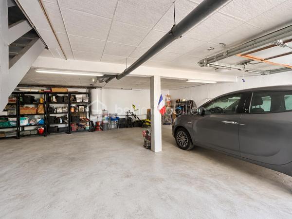 Et si vous pouviez profiter du calme absolu tout en ayant toutes les commodités accessibles à pied ?
Située au fond d’une impasse, au sein d’un petit lotissement intimiste de seulement 9 maisons, cette charmante maison individuelle de plain-pied d’environ 80m² sur sous-sol complet saura vous séduire par son environnement privilégié, sa rénovation récente et sa qualité de vie exceptionnelle.
Édifiée en 1986 sur une magnifique parcelle de 600m² piscinable, entièrement clôturée et joliment arborée, elle offre un véritable havre de paix en plein cœur de ville.

Une maison lumineuse et parfaitement rénovée : entièrement rénovée entre 2020 et 2021, cette maison traversante Est/Ouest bénéficie d’une belle luminosité tout au long de la journée. Vous découvrirez une superbe pièce de vie d’environ 40m² avec cuisine ouverte contemporaine, conviviale et équipée, s’ouvrant généreusement sur une grande terrasse de 30m² idéale pour vos repas d’été et moments de détente.
L’espace nuit se compose de 3 chambres, une salle de bain et un WC indépendant.

Un sous-sol complet aux multiples possibilités :  le sous-sol semi-enterré d’environ 85m² représente un véritable atout :
- garage pour stationner votre véhicule à l’abri
- espace atelier
- buanderie
- vaste espace de stockage

Un extérieur soigné et agréable à vivre : le jardin, parfaitement entretenu et aménagé avec goût, vous permettra de profiter pleinement des beaux jours dans un environnement calme et verdoyant.

Les + qui font la différence :
- rénovation intérieure complète en 2020-2021
- cuisine neuve
- fenêtres PVC double vitrage
- portail électrique
- porte de garage motorisée
- fibre optique
- piscine hors-sol
- faibles charges de lotissement : seulement 100 € / an

Une maison clé en main, idéale pour une vie de famille, où il fait bon vivre au quotidien.
Je pourrais vous en dire encore beaucoup… mais le mieux reste de venir la découvrir par vous-même.

Visites sur rendez-vous – Contactez-moi dès maintenant.