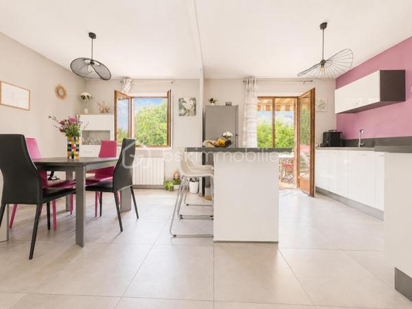 Et si vous pouviez profiter du calme absolu tout en ayant toutes les commodités accessibles à pied ?
Située au fond d’une impasse, au sein d’un petit lotissement intimiste de seulement 9 maisons, cette charmante maison individuelle de plain-pied d’environ 80m² sur sous-sol complet saura vous séduire par son environnement privilégié, sa rénovation récente et sa qualité de vie exceptionnelle.
Édifiée en 1986 sur une magnifique parcelle de 600m² piscinable, entièrement clôturée et joliment arborée, elle offre un véritable havre de paix en plein cœur de ville.

Une maison lumineuse et parfaitement rénovée : entièrement rénovée entre 2020 et 2021, cette maison traversante Est/Ouest bénéficie d’une belle luminosité tout au long de la journée. Vous découvrirez une superbe pièce de vie d’environ 40m² avec cuisine ouverte contemporaine, conviviale et équipée, s’ouvrant généreusement sur une grande terrasse de 30m² idéale pour vos repas d’été et moments de détente.
L’espace nuit se compose de 3 chambres, une salle de bain et un WC indépendant.

Un sous-sol complet aux multiples possibilités :  le sous-sol semi-enterré d’environ 85m² représente un véritable atout :
- garage pour stationner votre véhicule à l’abri
- espace atelier
- buanderie
- vaste espace de stockage

Un extérieur soigné et agréable à vivre : le jardin, parfaitement entretenu et aménagé avec goût, vous permettra de profiter pleinement des beaux jours dans un environnement calme et verdoyant.

Les + qui font la différence :
- rénovation intérieure complète en 2020-2021
- cuisine neuve
- fenêtres PVC double vitrage
- portail électrique
- porte de garage motorisée
- fibre optique
- piscine hors-sol
- faibles charges de lotissement : seulement 100 € / an

Une maison clé en main, idéale pour une vie de famille, où il fait bon vivre au quotidien.
Je pourrais vous en dire encore beaucoup… mais le mieux reste de venir la découvrir par vous-même.

Visites sur rendez-vous – Contactez-moi dès maintenant.