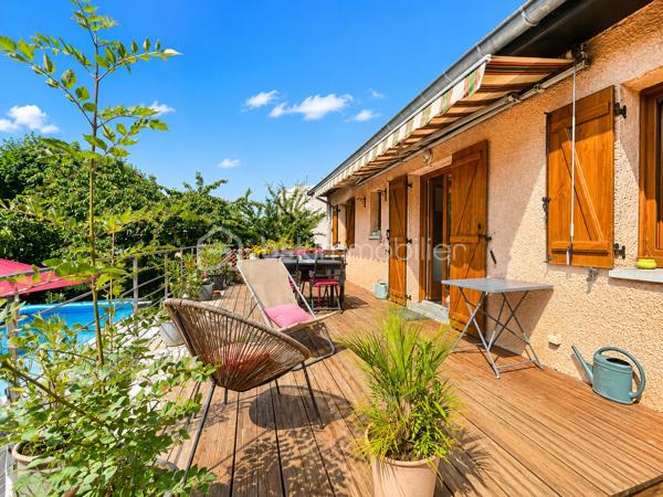 Et si vous pouviez profiter du calme absolu tout en ayant toutes les commodités accessibles à pied ?
Située au fond d’une impasse, au sein d’un petit lotissement intimiste de seulement 9 maisons, cette charmante maison individuelle de plain-pied d’environ 80m² sur sous-sol complet saura vous séduire par son environnement privilégié, sa rénovation récente et sa qualité de vie exceptionnelle.
Édifiée en 1986 sur une magnifique parcelle de 600m² piscinable, entièrement clôturée et joliment arborée, elle offre un véritable havre de paix en plein cœur de ville.

Une maison lumineuse et parfaitement rénovée : entièrement rénovée entre 2020 et 2021, cette maison traversante Est/Ouest bénéficie d’une belle luminosité tout au long de la journée. Vous découvrirez une superbe pièce de vie d’environ 40m² avec cuisine ouverte contemporaine, conviviale et équipée, s’ouvrant généreusement sur une grande terrasse de 30m² idéale pour vos repas d’été et moments de détente.
L’espace nuit se compose de 3 chambres, une salle de bain et un WC indépendant.

Un sous-sol complet aux multiples possibilités :  le sous-sol semi-enterré d’environ 85m² représente un véritable atout :
- garage pour stationner votre véhicule à l’abri
- espace atelier
- buanderie
- vaste espace de stockage

Un extérieur soigné et agréable à vivre : le jardin, parfaitement entretenu et aménagé avec goût, vous permettra de profiter pleinement des beaux jours dans un environnement calme et verdoyant.

Les + qui font la différence :
- rénovation intérieure complète en 2020-2021
- cuisine neuve
- fenêtres PVC double vitrage
- portail électrique
- porte de garage motorisée
- fibre optique
- piscine hors-sol
- faibles charges de lotissement : seulement 100 € / an

Une maison clé en main, idéale pour une vie de famille, où il fait bon vivre au quotidien.
Je pourrais vous en dire encore beaucoup… mais le mieux reste de venir la découvrir par vous-même.

Visites sur rendez-vous – Contactez-moi dès maintenant.
