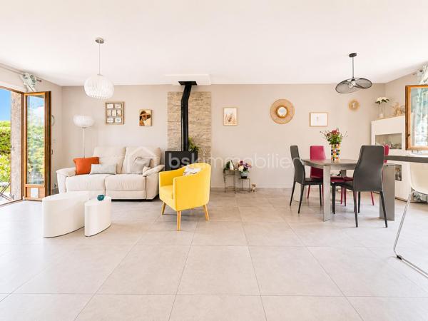 Et si vous pouviez profiter du calme absolu tout en ayant toutes les commodités accessibles à pied ?
Située au fond d’une impasse, au sein d’un petit lotissement intimiste de seulement 9 maisons, cette charmante maison individuelle de plain-pied d’environ 80m² sur sous-sol complet saura vous séduire par son environnement privilégié, sa rénovation récente et sa qualité de vie exceptionnelle.
Édifiée en 1986 sur une magnifique parcelle de 600m² piscinable, entièrement clôturée et joliment arborée, elle offre un véritable havre de paix en plein cœur de ville.

Une maison lumineuse et parfaitement rénovée : entièrement rénovée entre 2020 et 2021, cette maison traversante Est/Ouest bénéficie d’une belle luminosité tout au long de la journée. Vous découvrirez une superbe pièce de vie d’environ 40m² avec cuisine ouverte contemporaine, conviviale et équipée, s’ouvrant généreusement sur une grande terrasse de 30m² idéale pour vos repas d’été et moments de détente.
L’espace nuit se compose de 3 chambres, une salle de bain et un WC indépendant.

Un sous-sol complet aux multiples possibilités :  le sous-sol semi-enterré d’environ 85m² représente un véritable atout :
- garage pour stationner votre véhicule à l’abri
- espace atelier
- buanderie
- vaste espace de stockage

Un extérieur soigné et agréable à vivre : le jardin, parfaitement entretenu et aménagé avec goût, vous permettra de profiter pleinement des beaux jours dans un environnement calme et verdoyant.

Les + qui font la différence :
- rénovation intérieure complète en 2020-2021
- cuisine neuve
- fenêtres PVC double vitrage
- portail électrique
- porte de garage motorisée
- fibre optique
- piscine hors-sol
- faibles charges de lotissement : seulement 100 € / an

Une maison clé en main, idéale pour une vie de famille, où il fait bon vivre au quotidien.
Je pourrais vous en dire encore beaucoup… mais le mieux reste de venir la découvrir par vous-même.

Visites sur rendez-vous – Contactez-moi dès maintenant.