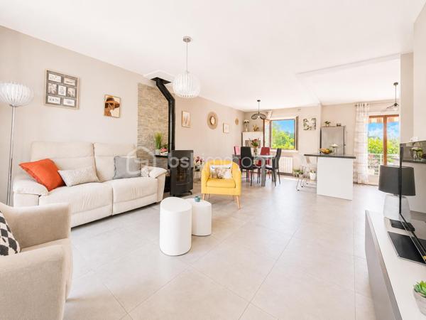 Et si vous pouviez profiter du calme absolu tout en ayant toutes les commodités accessibles à pied ?
Située au fond d’une impasse, au sein d’un petit lotissement intimiste de seulement 9 maisons, cette charmante maison individuelle de plain-pied d’environ 80m² sur sous-sol complet saura vous séduire par son environnement privilégié, sa rénovation récente et sa qualité de vie exceptionnelle.
Édifiée en 1986 sur une magnifique parcelle de 600m² piscinable, entièrement clôturée et joliment arborée, elle offre un véritable havre de paix en plein cœur de ville.

Une maison lumineuse et parfaitement rénovée : entièrement rénovée entre 2020 et 2021, cette maison traversante Est/Ouest bénéficie d’une belle luminosité tout au long de la journée. Vous découvrirez une superbe pièce de vie d’environ 40m² avec cuisine ouverte contemporaine, conviviale et équipée, s’ouvrant généreusement sur une grande terrasse de 30m² idéale pour vos repas d’été et moments de détente.
L’espace nuit se compose de 3 chambres, une salle de bain et un WC indépendant.

Un sous-sol complet aux multiples possibilités :  le sous-sol semi-enterré d’environ 85m² représente un véritable atout :
- garage pour stationner votre véhicule à l’abri
- espace atelier
- buanderie
- vaste espace de stockage

Un extérieur soigné et agréable à vivre : le jardin, parfaitement entretenu et aménagé avec goût, vous permettra de profiter pleinement des beaux jours dans un environnement calme et verdoyant.

Les + qui font la différence :
- rénovation intérieure complète en 2020-2021
- cuisine neuve
- fenêtres PVC double vitrage
- portail électrique
- porte de garage motorisée
- fibre optique
- piscine hors-sol
- faibles charges de lotissement : seulement 100 € / an

Une maison clé en main, idéale pour une vie de famille, où il fait bon vivre au quotidien.
Je pourrais vous en dire encore beaucoup… mais le mieux reste de venir la découvrir par vous-même.

Visites sur rendez-vous – Contactez-moi dès maintenant.