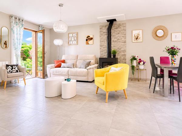Et si vous pouviez profiter du calme absolu tout en ayant toutes les commodités accessibles à pied ?
Située au fond d’une impasse, au sein d’un petit lotissement intimiste de seulement 9 maisons, cette charmante maison individuelle de plain-pied d’environ 80m² sur sous-sol complet saura vous séduire par son environnement privilégié, sa rénovation récente et sa qualité de vie exceptionnelle.
Édifiée en 1986 sur une magnifique parcelle de 600m² piscinable, entièrement clôturée et joliment arborée, elle offre un véritable havre de paix en plein cœur de ville.

Une maison lumineuse et parfaitement rénovée : entièrement rénovée entre 2020 et 2021, cette maison traversante Est/Ouest bénéficie d’une belle luminosité tout au long de la journée. Vous découvrirez une superbe pièce de vie d’environ 40m² avec cuisine ouverte contemporaine, conviviale et équipée, s’ouvrant généreusement sur une grande terrasse de 30m² idéale pour vos repas d’été et moments de détente.
L’espace nuit se compose de 3 chambres, une salle de bain et un WC indépendant.

Un sous-sol complet aux multiples possibilités :  le sous-sol semi-enterré d’environ 85m² représente un véritable atout :
- garage pour stationner votre véhicule à l’abri
- espace atelier
- buanderie
- vaste espace de stockage

Un extérieur soigné et agréable à vivre : le jardin, parfaitement entretenu et aménagé avec goût, vous permettra de profiter pleinement des beaux jours dans un environnement calme et verdoyant.

Les + qui font la différence :
- rénovation intérieure complète en 2020-2021
- cuisine neuve
- fenêtres PVC double vitrage
- portail électrique
- porte de garage motorisée
- fibre optique
- piscine hors-sol
- faibles charges de lotissement : seulement 100 € / an

Une maison clé en main, idéale pour une vie de famille, où il fait bon vivre au quotidien.
Je pourrais vous en dire encore beaucoup… mais le mieux reste de venir la découvrir par vous-même.

Visites sur rendez-vous – Contactez-moi dès maintenant.