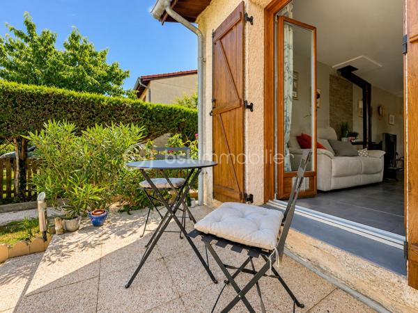 Et si vous pouviez profiter du calme absolu tout en ayant toutes les commodités accessibles à pied ?
Située au fond d’une impasse, au sein d’un petit lotissement intimiste de seulement 9 maisons, cette charmante maison individuelle de plain-pied d’environ 80m² sur sous-sol complet saura vous séduire par son environnement privilégié, sa rénovation récente et sa qualité de vie exceptionnelle.
Édifiée en 1986 sur une magnifique parcelle de 600m² piscinable, entièrement clôturée et joliment arborée, elle offre un véritable havre de paix en plein cœur de ville.

Une maison lumineuse et parfaitement rénovée : entièrement rénovée entre 2020 et 2021, cette maison traversante Est/Ouest bénéficie d’une belle luminosité tout au long de la journée. Vous découvrirez une superbe pièce de vie d’environ 40m² avec cuisine ouverte contemporaine, conviviale et équipée, s’ouvrant généreusement sur une grande terrasse de 30m² idéale pour vos repas d’été et moments de détente.
L’espace nuit se compose de 3 chambres, une salle de bain et un WC indépendant.

Un sous-sol complet aux multiples possibilités :  le sous-sol semi-enterré d’environ 85m² représente un véritable atout :
- garage pour stationner votre véhicule à l’abri
- espace atelier
- buanderie
- vaste espace de stockage

Un extérieur soigné et agréable à vivre : le jardin, parfaitement entretenu et aménagé avec goût, vous permettra de profiter pleinement des beaux jours dans un environnement calme et verdoyant.

Les + qui font la différence :
- rénovation intérieure complète en 2020-2021
- cuisine neuve
- fenêtres PVC double vitrage
- portail électrique
- porte de garage motorisée
- fibre optique
- piscine hors-sol
- faibles charges de lotissement : seulement 100 € / an

Une maison clé en main, idéale pour une vie de famille, où il fait bon vivre au quotidien.
Je pourrais vous en dire encore beaucoup… mais le mieux reste de venir la découvrir par vous-même.

Visites sur rendez-vous – Contactez-moi dès maintenant.