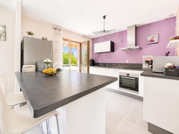 Et si vous pouviez profiter du calme absolu tout en ayant toutes les commodités accessibles à pied ?
Située au fond d’une impasse, au sein d’un petit lotissement intimiste de seulement 9 maisons, cette charmante maison individuelle de plain-pied d’environ 80m² sur sous-sol complet saura vous séduire par son environnement privilégié, sa rénovation récente et sa qualité de vie exceptionnelle.
Édifiée en 1986 sur une magnifique parcelle de 600m² piscinable, entièrement clôturée et joliment arborée, elle offre un véritable havre de paix en plein cœur de ville.

Une maison lumineuse et parfaitement rénovée : entièrement rénovée entre 2020 et 2021, cette maison traversante Est/Ouest bénéficie d’une belle luminosité tout au long de la journée. Vous découvrirez une superbe pièce de vie d’environ 40m² avec cuisine ouverte contemporaine, conviviale et équipée, s’ouvrant généreusement sur une grande terrasse de 30m² idéale pour vos repas d’été et moments de détente.
L’espace nuit se compose de 3 chambres, une salle de bain et un WC indépendant.

Un sous-sol complet aux multiples possibilités :  le sous-sol semi-enterré d’environ 85m² représente un véritable atout :
- garage pour stationner votre véhicule à l’abri
- espace atelier
- buanderie
- vaste espace de stockage

Un extérieur soigné et agréable à vivre : le jardin, parfaitement entretenu et aménagé avec goût, vous permettra de profiter pleinement des beaux jours dans un environnement calme et verdoyant.

Les + qui font la différence :
- rénovation intérieure complète en 2020-2021
- cuisine neuve
- fenêtres PVC double vitrage
- portail électrique
- porte de garage motorisée
- fibre optique
- piscine hors-sol
- faibles charges de lotissement : seulement 100 € / an

Une maison clé en main, idéale pour une vie de famille, où il fait bon vivre au quotidien.
Je pourrais vous en dire encore beaucoup… mais le mieux reste de venir la découvrir par vous-même.

Visites sur rendez-vous – Contactez-moi dès maintenant.