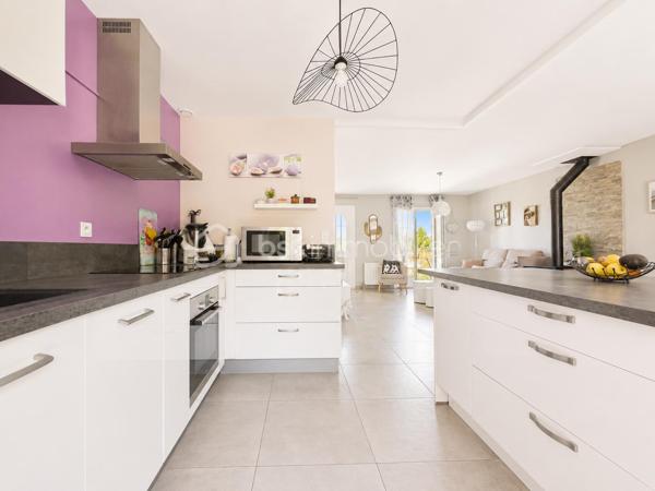 Et si vous pouviez profiter du calme absolu tout en ayant toutes les commodités accessibles à pied ?
Située au fond d’une impasse, au sein d’un petit lotissement intimiste de seulement 9 maisons, cette charmante maison individuelle de plain-pied d’environ 80m² sur sous-sol complet saura vous séduire par son environnement privilégié, sa rénovation récente et sa qualité de vie exceptionnelle.
Édifiée en 1986 sur une magnifique parcelle de 600m² piscinable, entièrement clôturée et joliment arborée, elle offre un véritable havre de paix en plein cœur de ville.

Une maison lumineuse et parfaitement rénovée : entièrement rénovée entre 2020 et 2021, cette maison traversante Est/Ouest bénéficie d’une belle luminosité tout au long de la journée. Vous découvrirez une superbe pièce de vie d’environ 40m² avec cuisine ouverte contemporaine, conviviale et équipée, s’ouvrant généreusement sur une grande terrasse de 30m² idéale pour vos repas d’été et moments de détente.
L’espace nuit se compose de 3 chambres, une salle de bain et un WC indépendant.

Un sous-sol complet aux multiples possibilités :  le sous-sol semi-enterré d’environ 85m² représente un véritable atout :
- garage pour stationner votre véhicule à l’abri
- espace atelier
- buanderie
- vaste espace de stockage

Un extérieur soigné et agréable à vivre : le jardin, parfaitement entretenu et aménagé avec goût, vous permettra de profiter pleinement des beaux jours dans un environnement calme et verdoyant.

Les + qui font la différence :
- rénovation intérieure complète en 2020-2021
- cuisine neuve
- fenêtres PVC double vitrage
- portail électrique
- porte de garage motorisée
- fibre optique
- piscine hors-sol
- faibles charges de lotissement : seulement 100 € / an

Une maison clé en main, idéale pour une vie de famille, où il fait bon vivre au quotidien.
Je pourrais vous en dire encore beaucoup… mais le mieux reste de venir la découvrir par vous-même.

Visites sur rendez-vous – Contactez-moi dès maintenant.