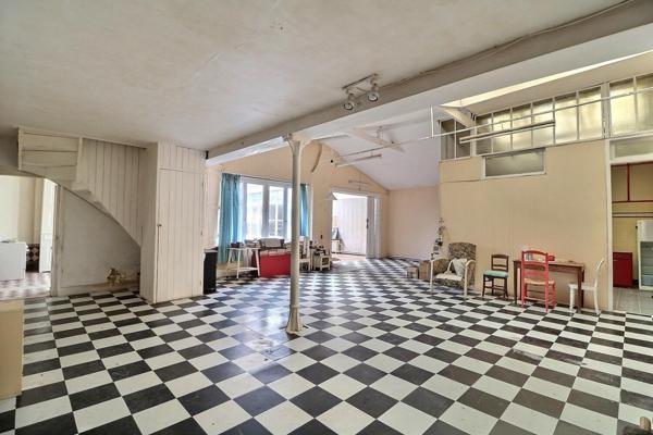 Maison bourgeoise principale d'environ 178 m2 habitables, 4 chambres, avec annexe de 142 m2, à rénover en intérieur, extérieur en très bon état . Cour.