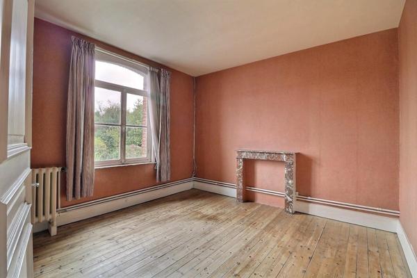 Maison bourgeoise principale d'environ 178 m2 habitables, 4 chambres, avec annexe de 142 m2, à rénover en intérieur, extérieur en très bon état . Cour.