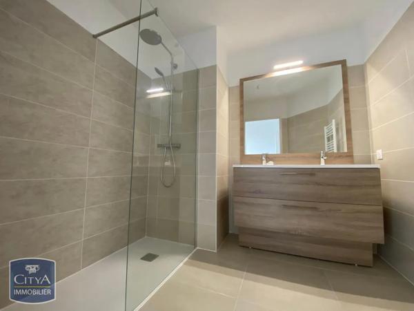 Appartement à louer 3 pièces 61.8m² Fréjus (83600)