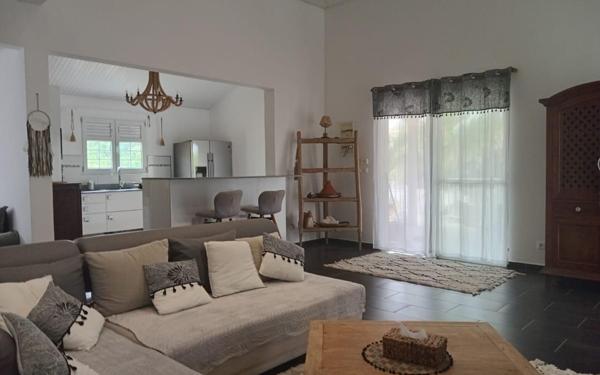 Maison à louer    4 pièces •  Rivière-Salée