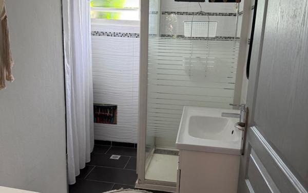 Maison à louer    4 pièces •  Rivière-Salée