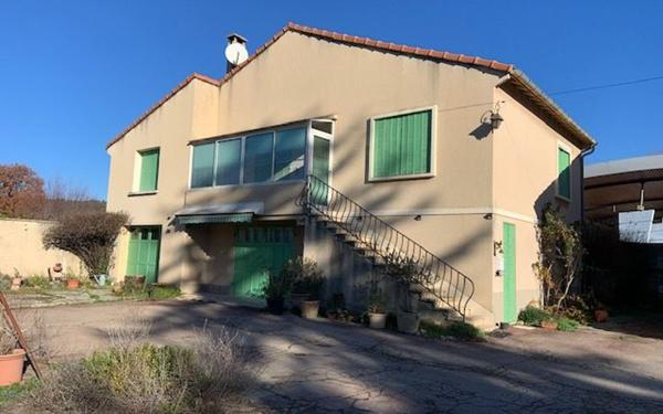 Maison à vendre    5 pièces •  Villelaure