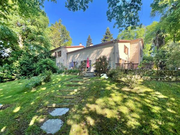 Grande Villa avec terrain clos , dépendance et piscine