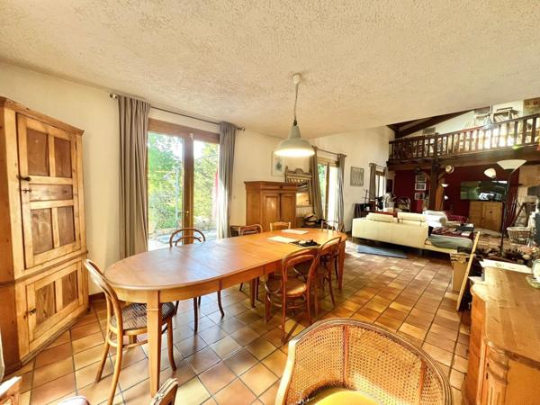 Grande Villa avec terrain clos , dépendance et piscine