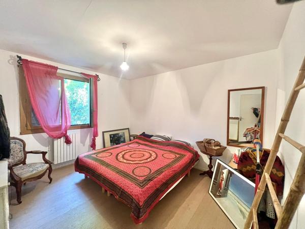 Grande Villa avec terrain clos , dépendance et piscine