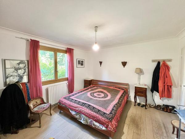 Grande Villa avec terrain clos , dépendance et piscine